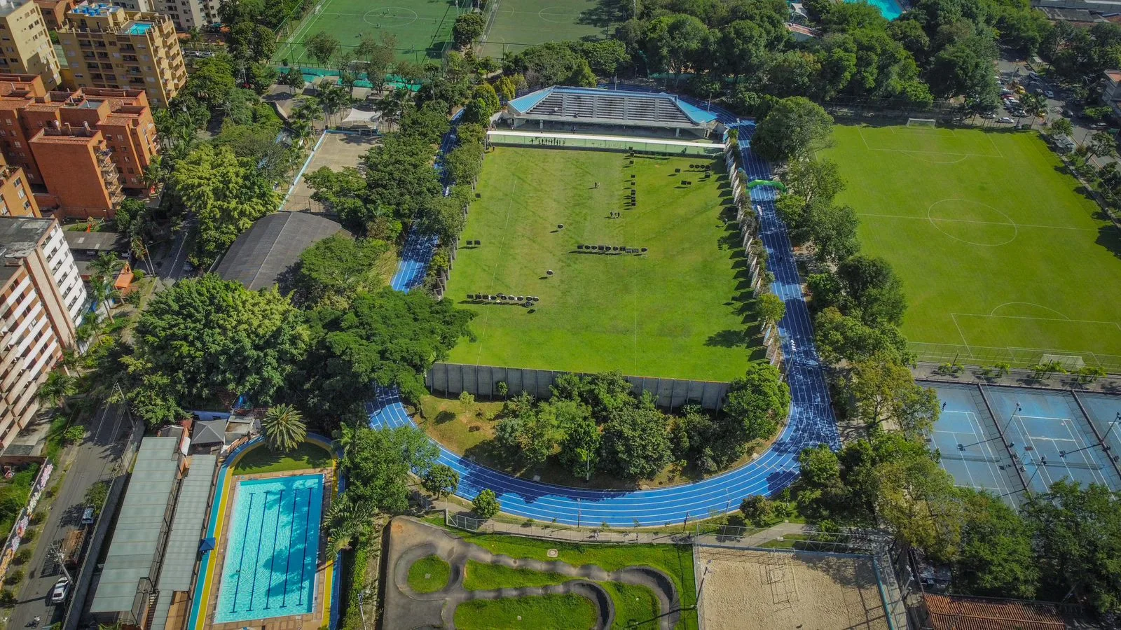 pista deportiva pública al aire libre con personas haciendo ejercicio
